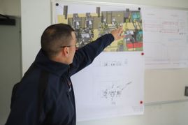 Máster N. Automatismos, s.l. hombre revisando grafico
