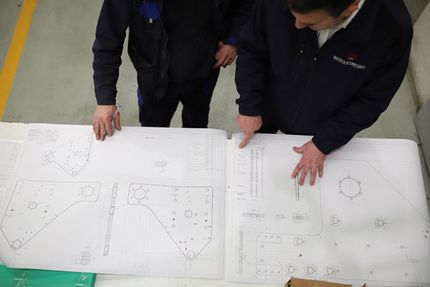 Máster N. Automatismos, s.l. hombres mirando gráfico